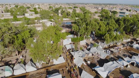 Vista-Aérea-De-Campamentos-Improvisados-Para-Víctimas-De-Inundaciones-En-Maher,-Sindh