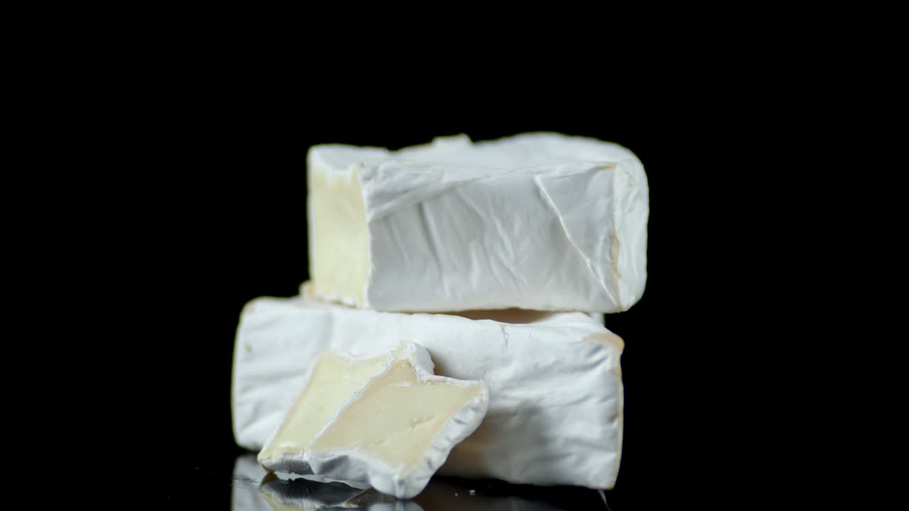 el queso camembert en la mesa gira lentamente.