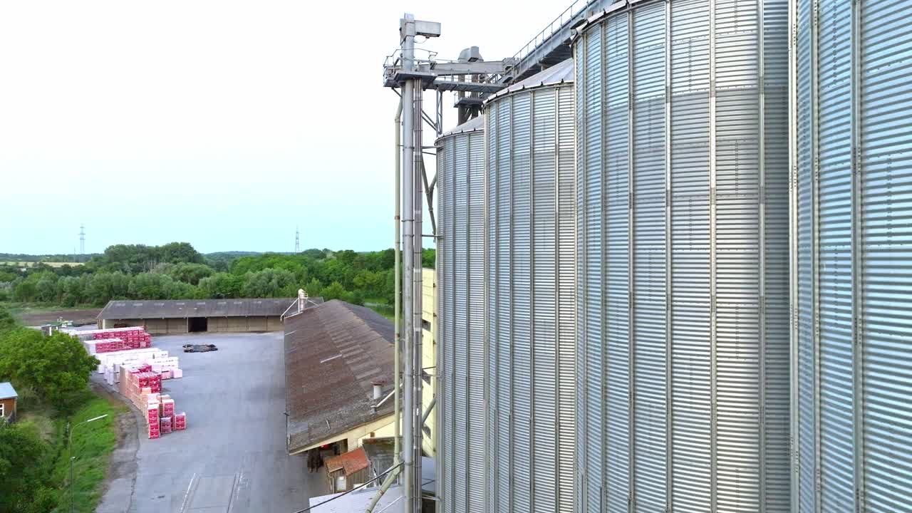 곡물 실로 - 큰 금속 은 컨테이너 - 공중 촬영