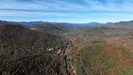 Mountain-Pass-Covered-By-Autumn-Foliage-On-Sunny-Day-In-Vermont,-USA