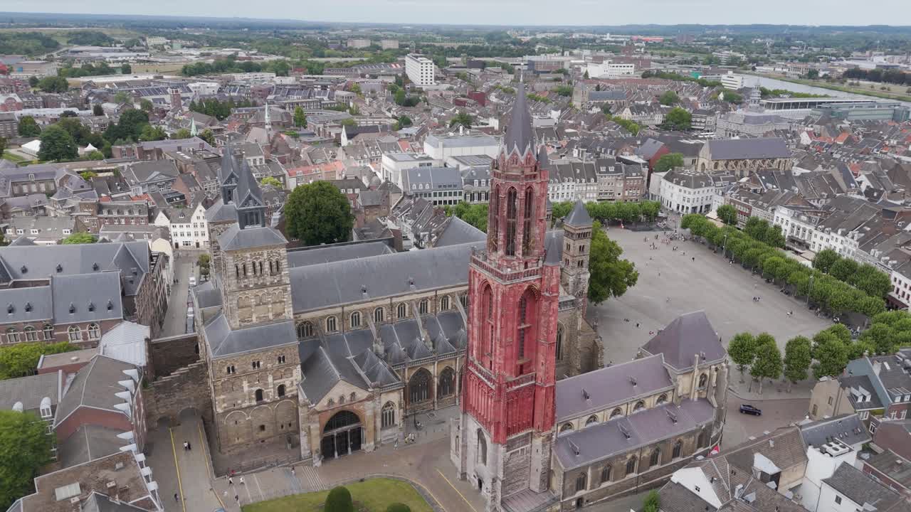 Filmato aereo con drone ad alta quota dello storico centro città di Maastricht, che mostra l'iconica torre rossa della chiesa di San Giovanni accanto alla Basilica di San Servazio in piazza Vrijthof, circondata