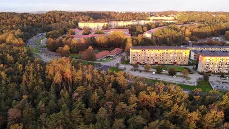 Vista-Aérea-De-Drones-De-Los-Suburbios-De-Gotemburgo-Rodeados-De-Bosques,-Suecia,-Día