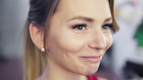 Retrato-De-Una-Atractiva-Mujer-Joven-De-Etnia-Caucásica-Sonriente.-Tiro-En-Cámara-Lenta