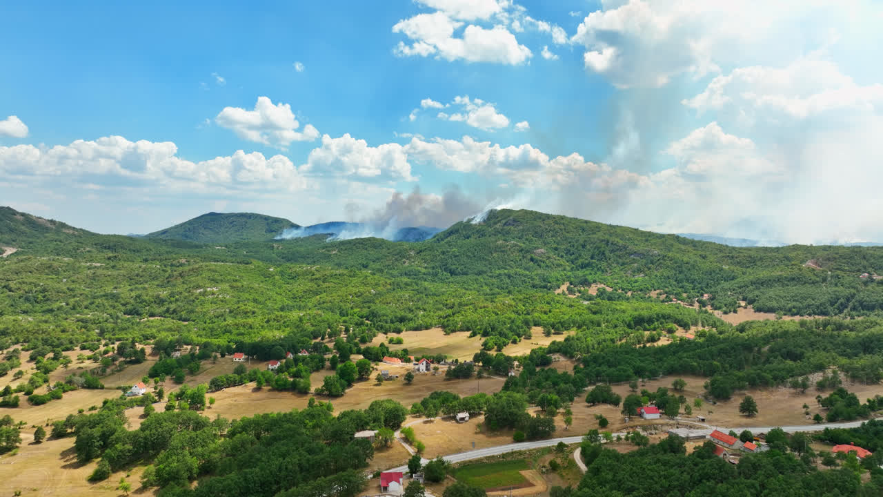 남유럽의 고지대 에서 연기가 나고 있는 산불 의 공중 에서 찍은 사진