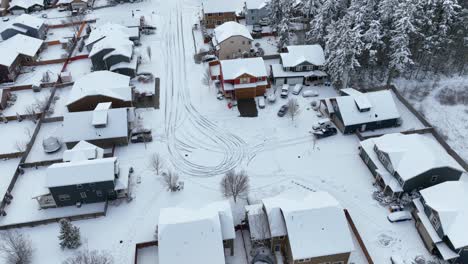 toma de un dron de un barrio americano cubierto por una capa de nieve