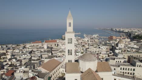 Aeria-Drohne,-Die-In-Richtung-Des-Turms-Der-Kathedrale-Von-Bari-Fliegt