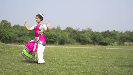 una bailarina de bharatnatyam que muestra una pose clásica de bharatnatyam en la naturaleza del lago vadatalav, pavagadh