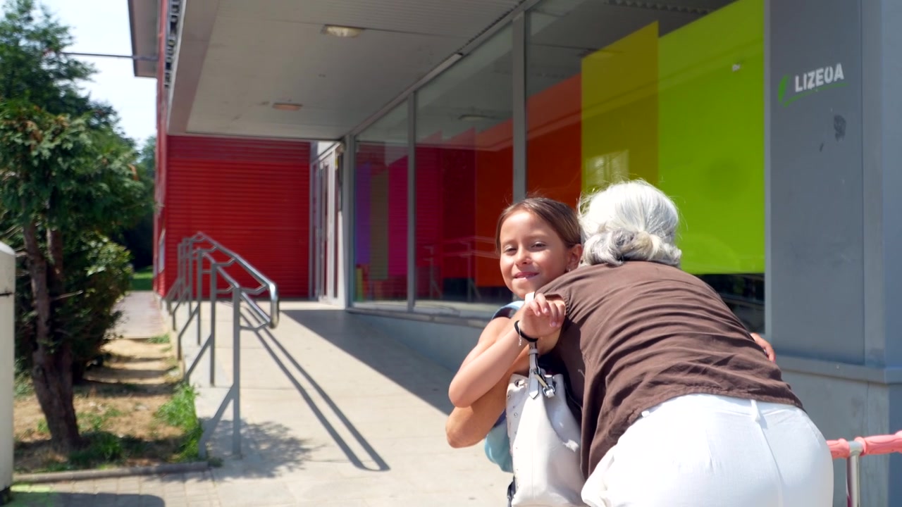 Nonna che Saluta la Nipote Dopo Scuola