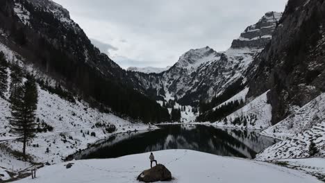 Beautiful-Snowy-view-of-majestic-mountains-at-Talapsee-lake-Filzbach-in-the-Canton-of-Glarus,-Switzerland