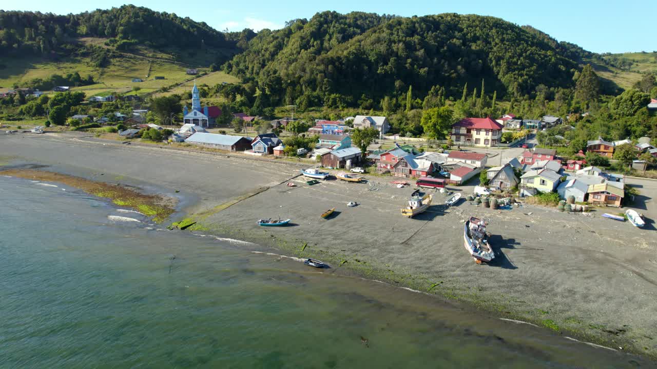 vuelo aéreo de drones sobre el paisaje de la aldea de la playa, archipiélago de la isla de tenaun chiloé