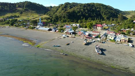 Luftdrohnenfliegen-über-Der-Stranddorflandschaft,-Tenaun-Chiloé-Insel-Archipel