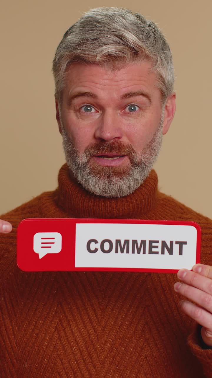 Uomo anziano che mostra un cartello banner con riferimenti a 'mi piace', commenti, condivisioni sui social media, feedback per blogger e follower online.