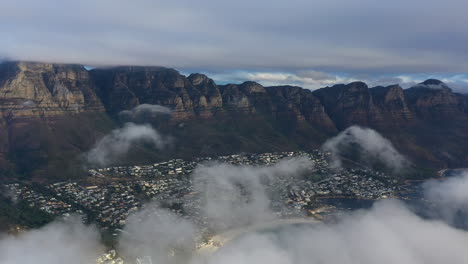 Montañas-De-La-Mesa-Vista-Aérea-Alta-Atardecer-Sudáfrica