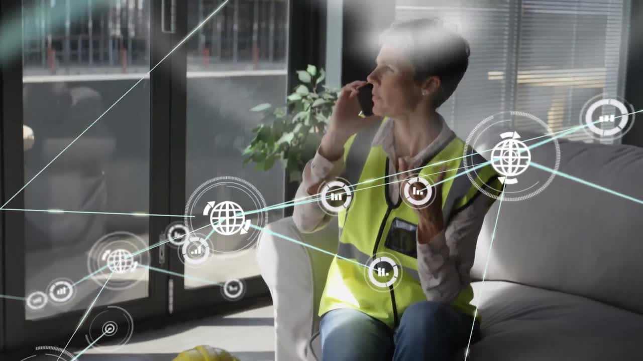 animación de una red de conexiones con iconos sobre una ingeniera usando un teléfono inteligente