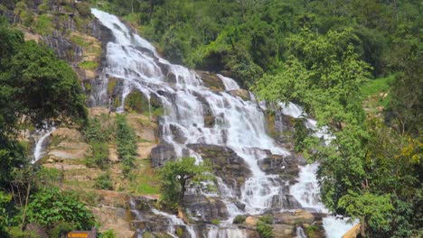 la belleza majestuosa de la cascada nam tok mae ya