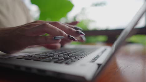 mujer trabajando en una computadora portátil al aire libre