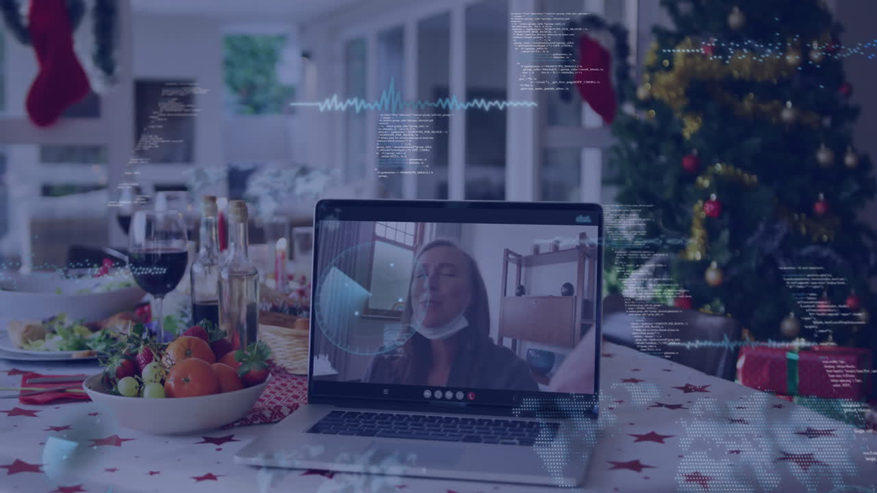 På bærbar computer, foretager videoopkald over et festligt spisebord med juleanimation