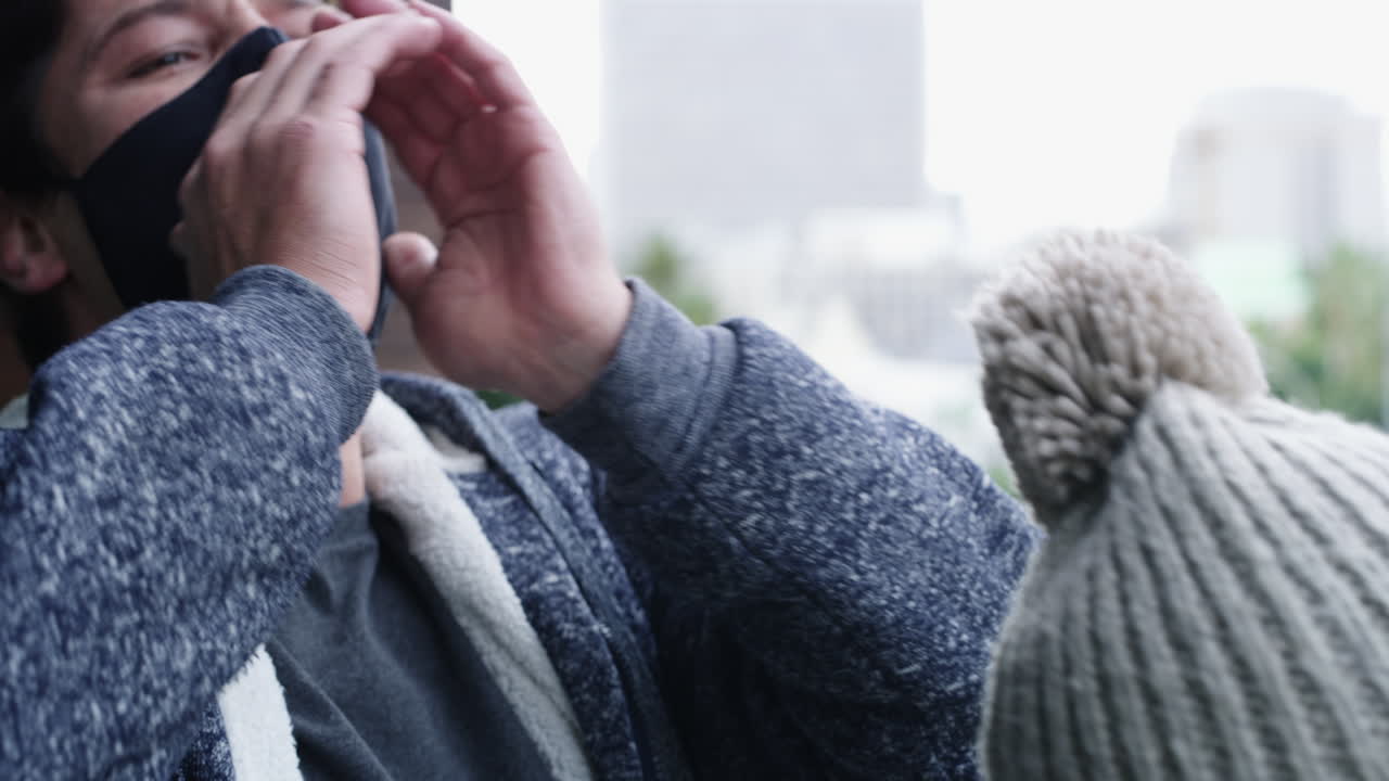 박수, 지원과 코비드는 얼굴을 가진 사람들과 함께