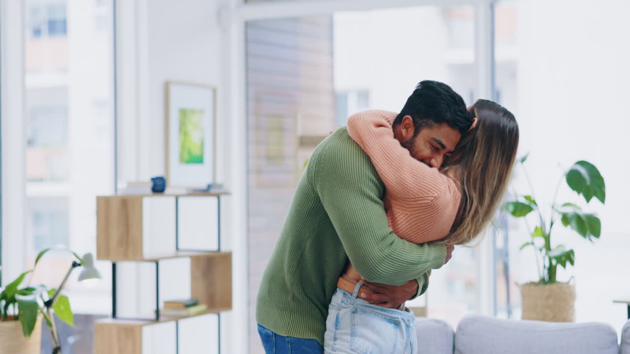 집에서 점프하고 포옹하는 커플