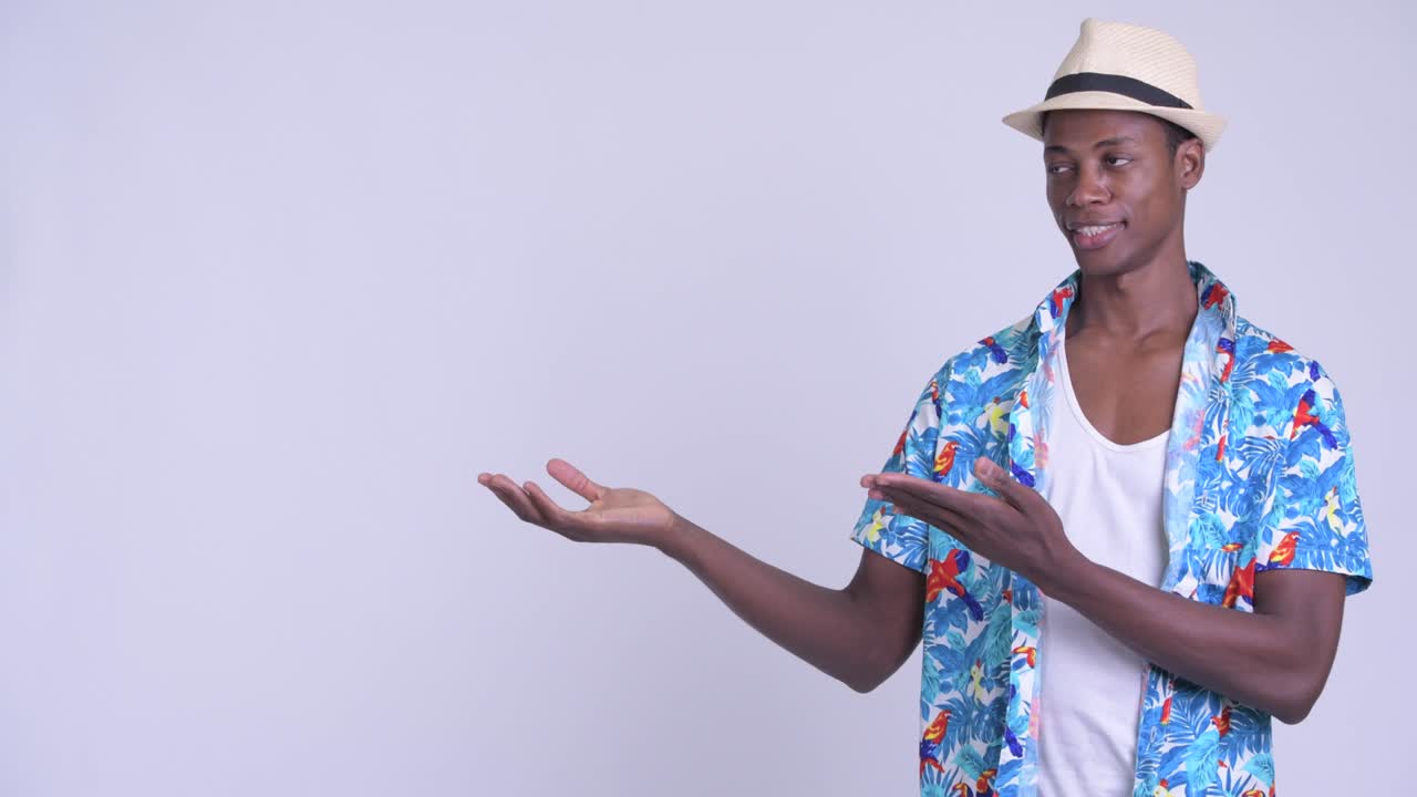 joven y guapo turista africano listo para las vacaciones