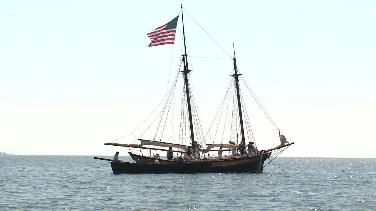 이 텔레비전 스타일의 1812년 전쟁 재현에서 사람들은 전장과 배에서 싸웁니다.