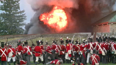 Los-Hombres-Luchan-En-El-Campo-De-Batalla-Y-Desde-Los-Barcos-En-Esta-Recreación-De-Estilo-Televisivo-De-La-Guerra-De-1812