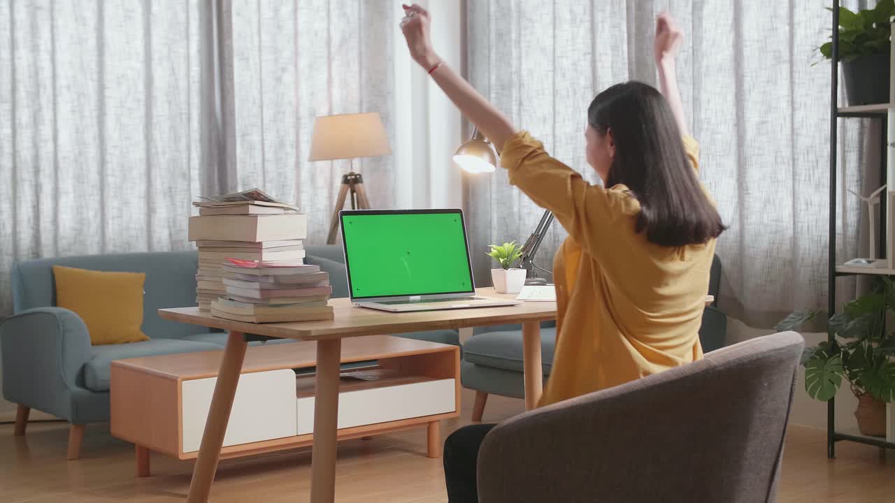 가정 사무실에서 스트레칭하는 여자