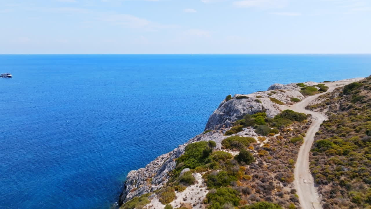 Vista aerea di un traghetto sulla costa di Kolymbia, Rodi, Grecia, in una giornata di sole