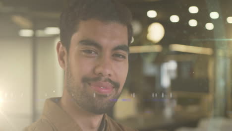 animación de puntos de luz sobre el empresario biracial sonriendo