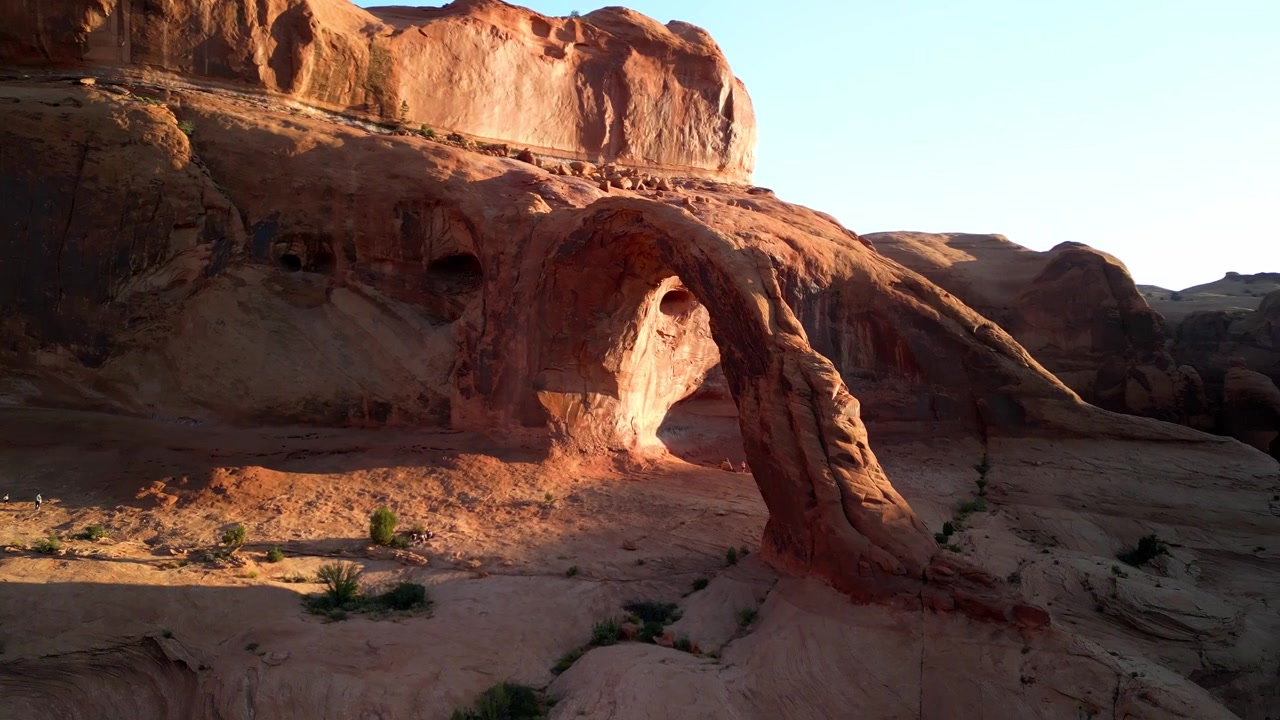 Filmato drone 4K che sorvola Moab, Utah, con l'iconico Arco Corona e il tortuoso fiume Colorado, catturando drammatici canyon di roccia rossa, paesaggi desertici e la bellezza panoramica del Sud-ovest