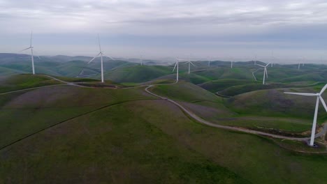 Seitenwagen-Von-Windkraftanlagen-Mit-Stimmungsvollen-Wolken-In-Der-Abenddämmerung