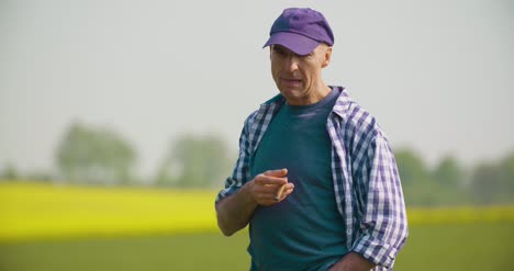 Agricultura-El-Granjero-Fuma-Un-Cigarro-1