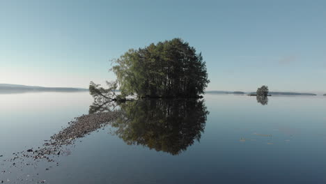 An-Einem-Noch-Sonnigen-Morgen-Bewegen-Wir-Uns-Vorwärts-Zu-Einer-Kleinen-Insel-über-Ruhigem-Wasser