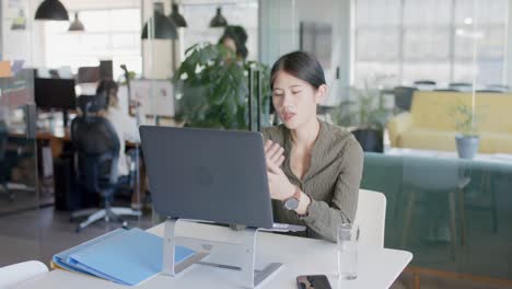 Mujer-De-Negocios-Asiática-Ocupada-Y-Casual-Que-Tiene-Videollamada-Con-Computadora-Portátil-En-La-Oficina-En-Cámara-Lenta