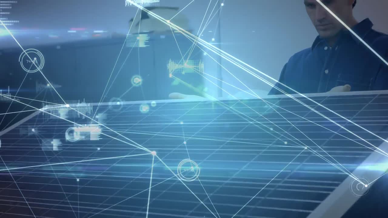 카우카시안 남자가 태양 전지판을 설치하는 것을 반대하는 빛나는 연결 네트워크의 디지털 복합 비디오