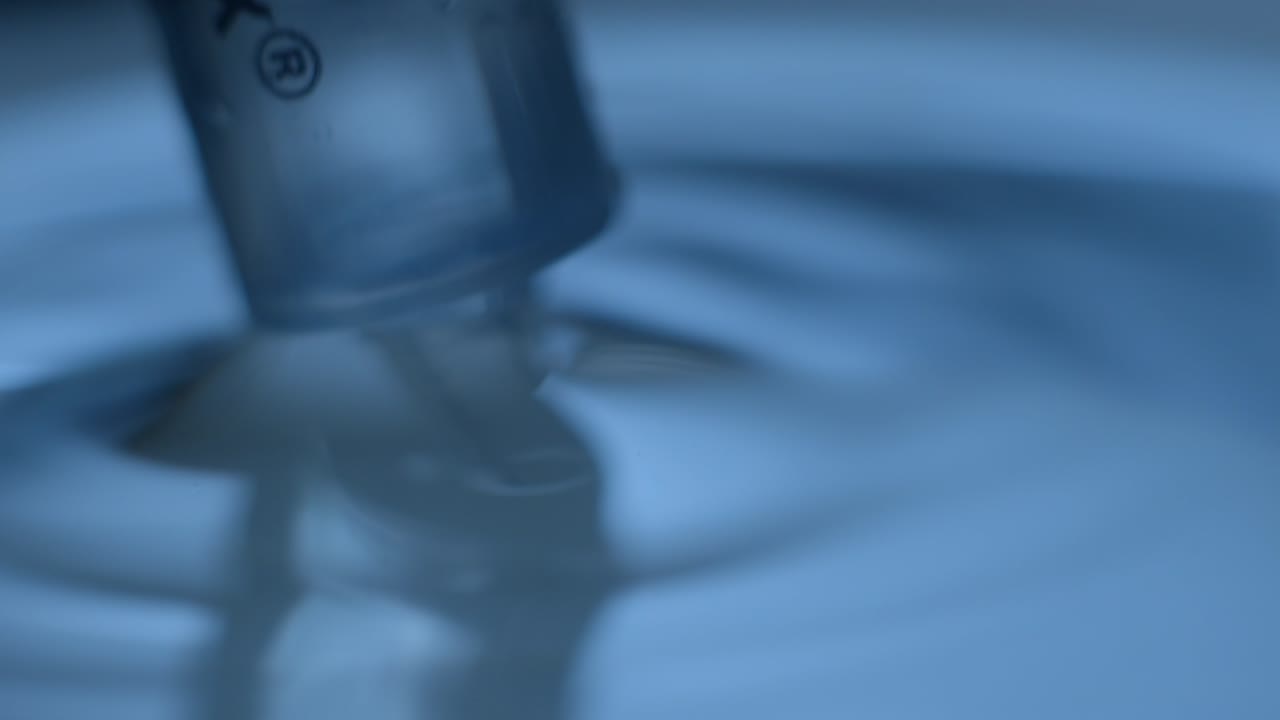 물과 주사기 느린 동작