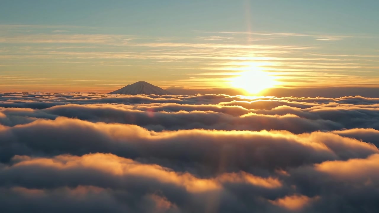 Vista aerea del Monte Fuji sopra le nuvole al tramonto