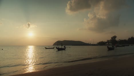 Sonnenuntergang-Am-Strand,-Meerblick,-Hintergrund-Mit-Booten