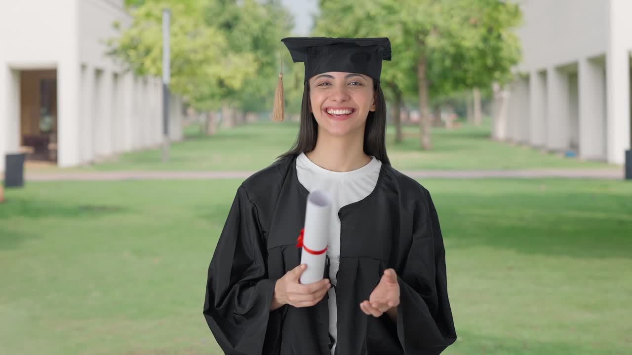 una chica india feliz graduada de la universidad hablando