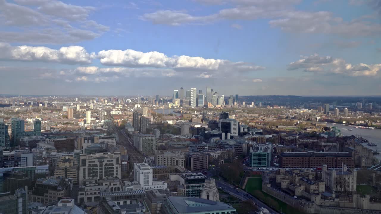 높은 건물과 템스 강이 있는 런던 카나리 워프 도시 경관을 보여주는 공중 패닝 샷