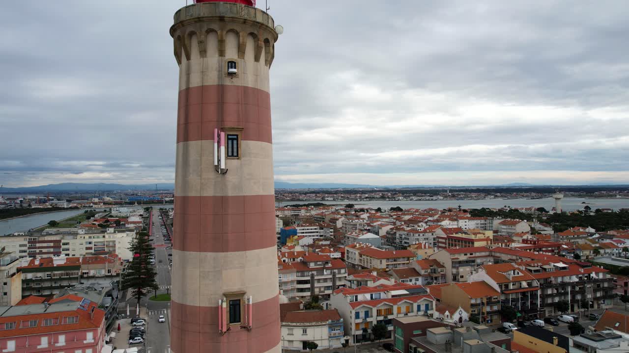 аэрофотоснимок маяка прайя-да-барра с видом на деревню