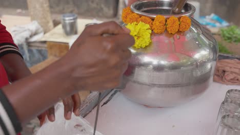 Cerca-Del-Hombre-En-El-Puesto-Preparando-Suero-De-Leche-O-Chaas-En-Mumbai,-India