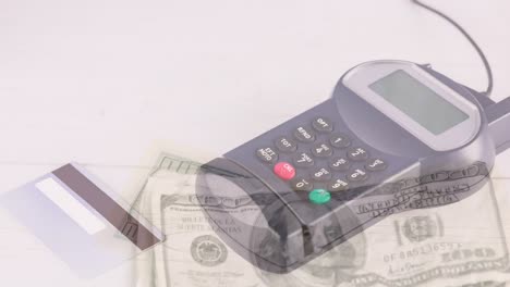 animación de billetes de dólar que caen sobre el terminal de pago