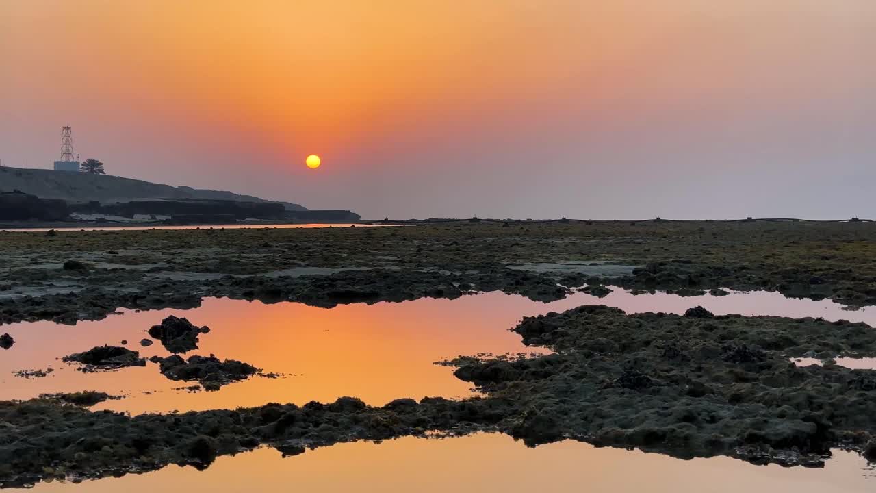 바위 절벽 해변 해변 지형 사우디 관광의 조류 개념 해양 풍경 이란의 관광 명소 자연 파노라마 일몰 황금 시간 카타르 산호초 연못 흐릿한 날