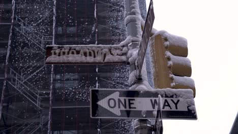 letreros de la calle en la intersección de broadway y prince street durante la mañana nevada en el soho de nueva york