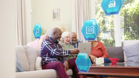 animación de iconos de redes sociales y datos sobre amigos diversos mayores sonrientes con computadora portátil