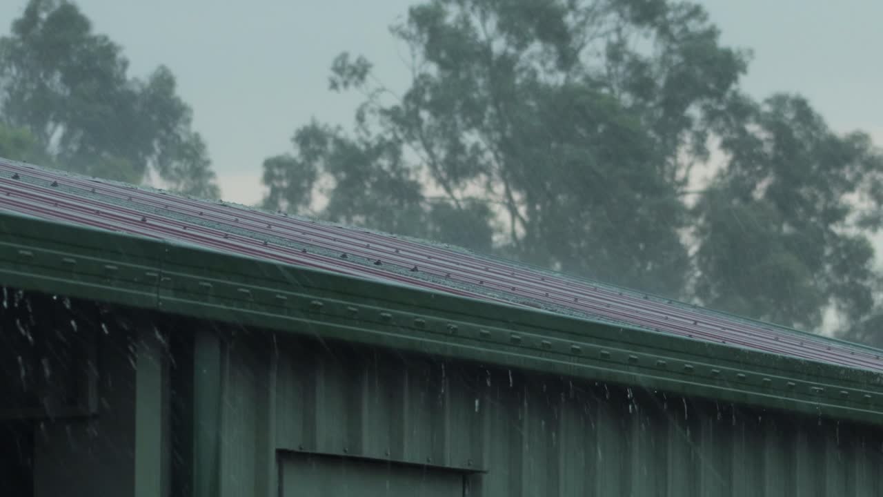 tormenta fuerte lluvia en el cobertizo del garaje muy ventoso australia victoria gippsland maffra relámpago