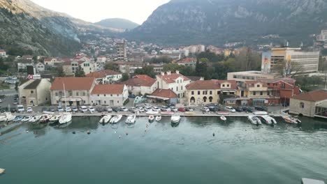 Toma-Cinematográfica-De-Establecimiento-De-La-Bahía-De-Kotor