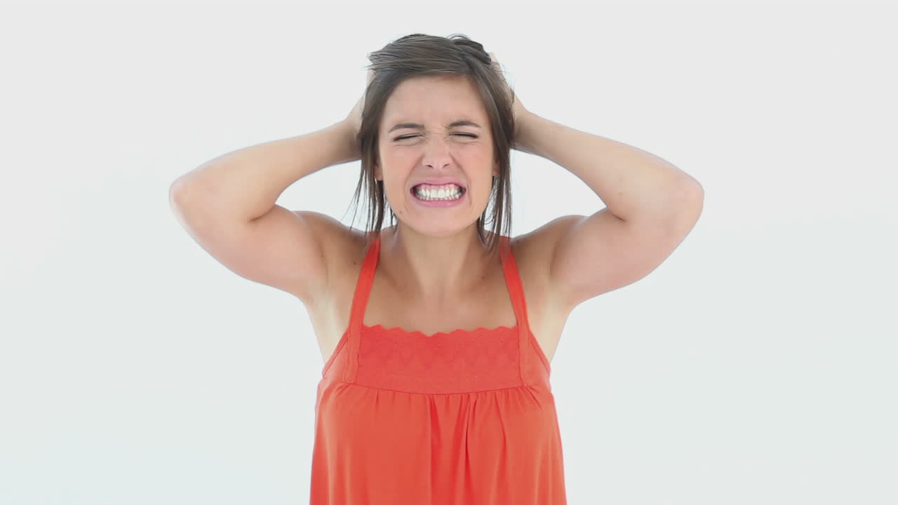 una chica expresando su ira.