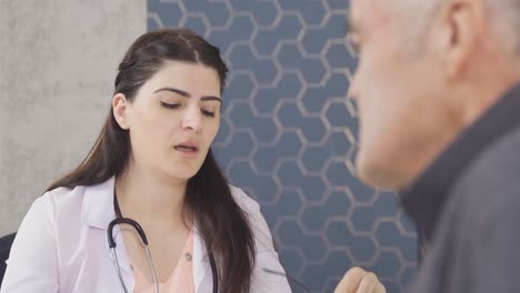 la doctora está escuchando a su paciente en el hospital y haciendo preguntas.